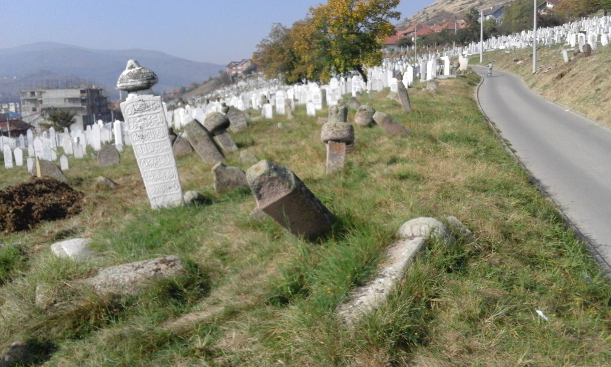 UNIŠTAVANJE STARIH OSMANLIJSKIH NIŠANA NA NOVOPAZARSKIM MEZARJIMA