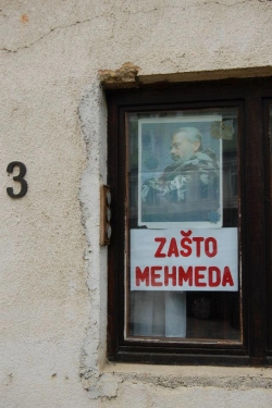 Poster na jednoj od zgrada u Sanskom Mostu sa pitanjem patriota:“Zašto Mehmeda“?