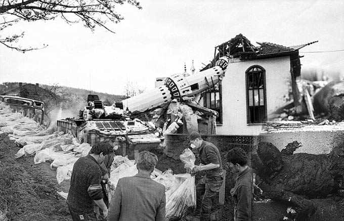 RATNI ZLOČIN - AHMIĆI 32 GODINE KASNIJE: NE U NAŠE IME