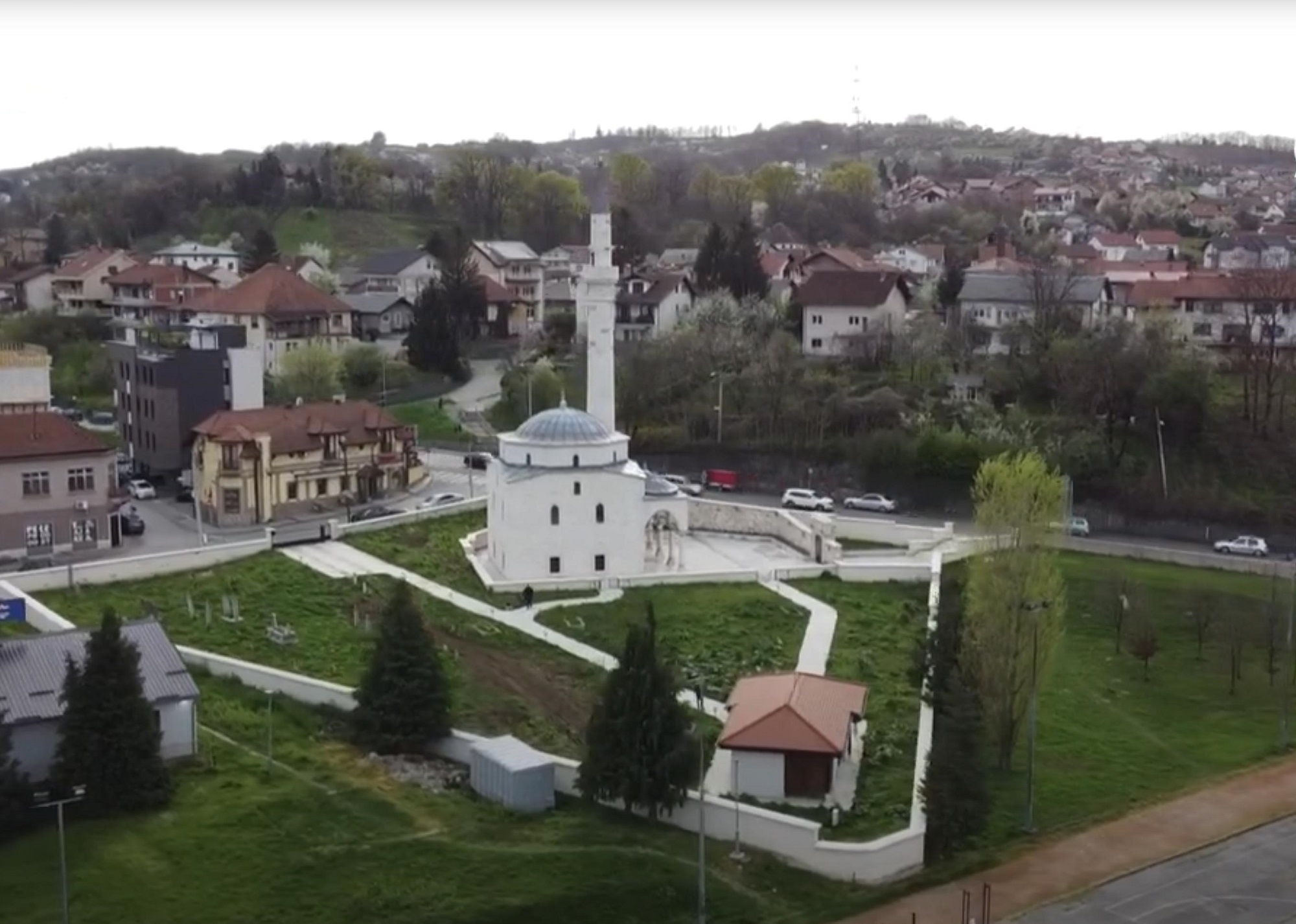 GRAĐANI SE RADUJU DŽAMIJI ARNAUDIJI KAO ŠTO SU SE RADOVALI I FERHADIJI