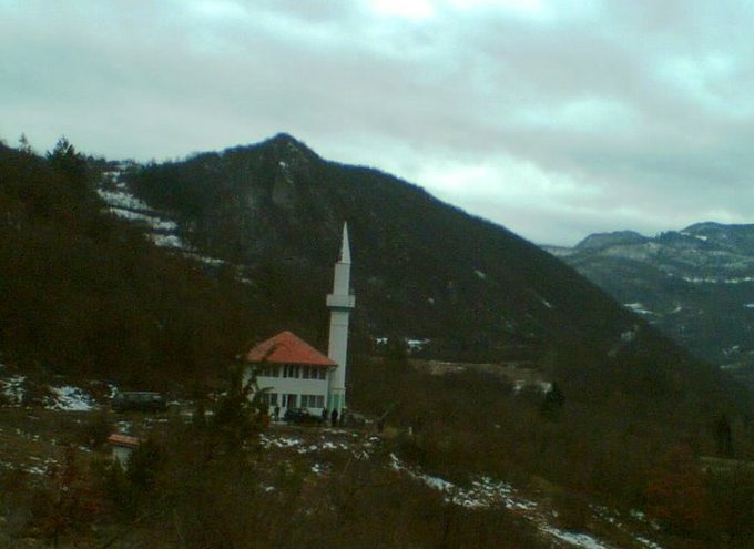 U SETIHOVU KOD RUDOG EZAN SE ČUJE, ALI POD SVJEĆAMA