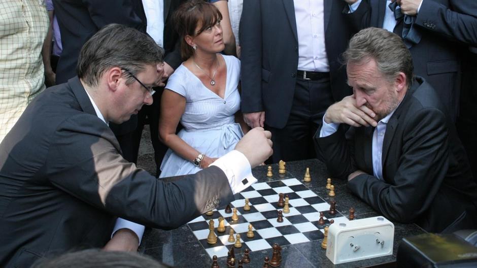 http://www.bosnjaci.net/foto/IzetbegeovicVucic_igra_saha.jpg