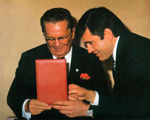 Josip_Broz_Tito_i_Azem_Vllasi.jpg