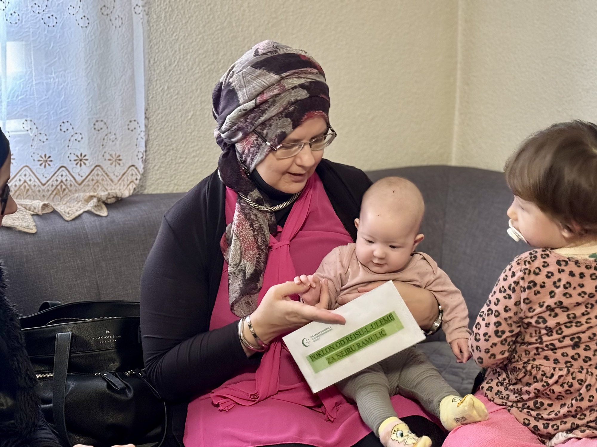 PODRŠKA NATALITETU: REISUL-ULEMA DAROVAO DEVET PORODICA U BOSANSKOJ KRAJINI
