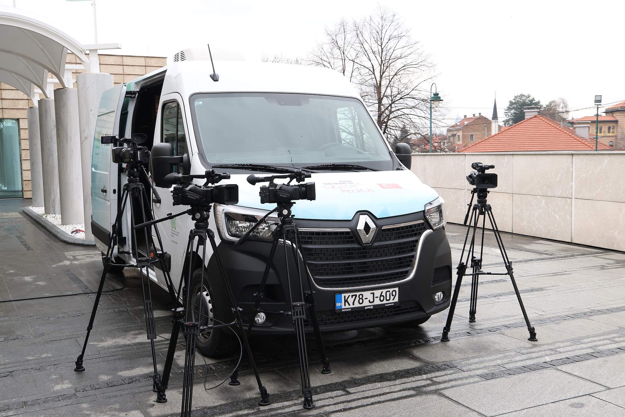 TIKA OPREMILA REPORTAŽNO VOZILO MEDIA CENTRA ISLAMSKE ZAJEDNICE