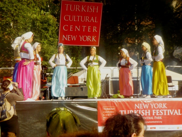 KUD 'SEDEF' NA TURSKOM FESTIVALU NA MANHATTENU PREZENTIRAO BOŠNJAČKU KULTURU I TRADICIJU
