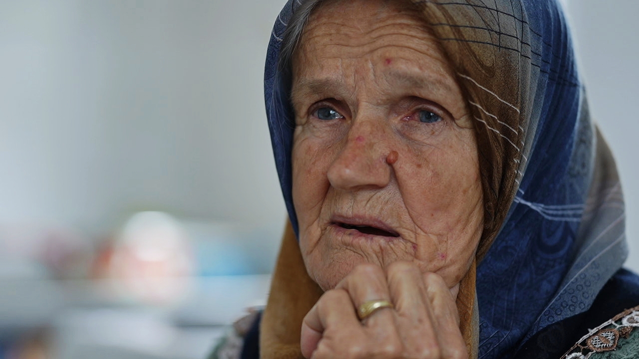 Majka Ferida 30 godina na prozoru čeka sinove ubijene u genocidu