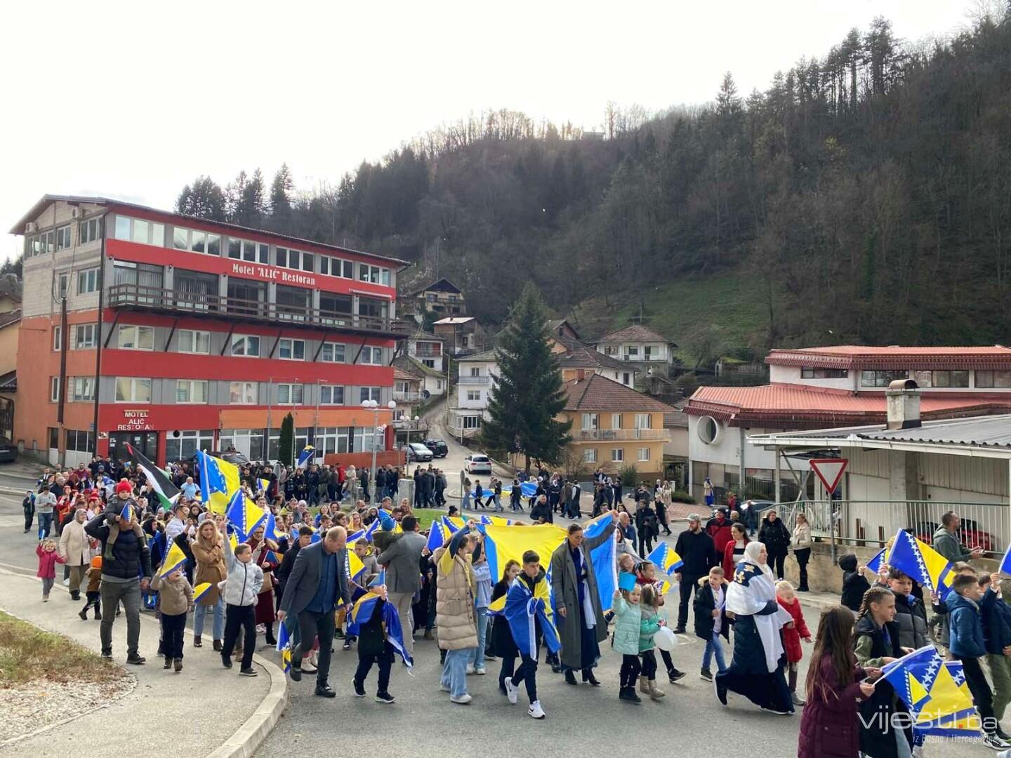 SREBRENICA: DEFILEOM KROZ GRAD OBILJEŽEN DAN DRŽAVNOSTI BIH