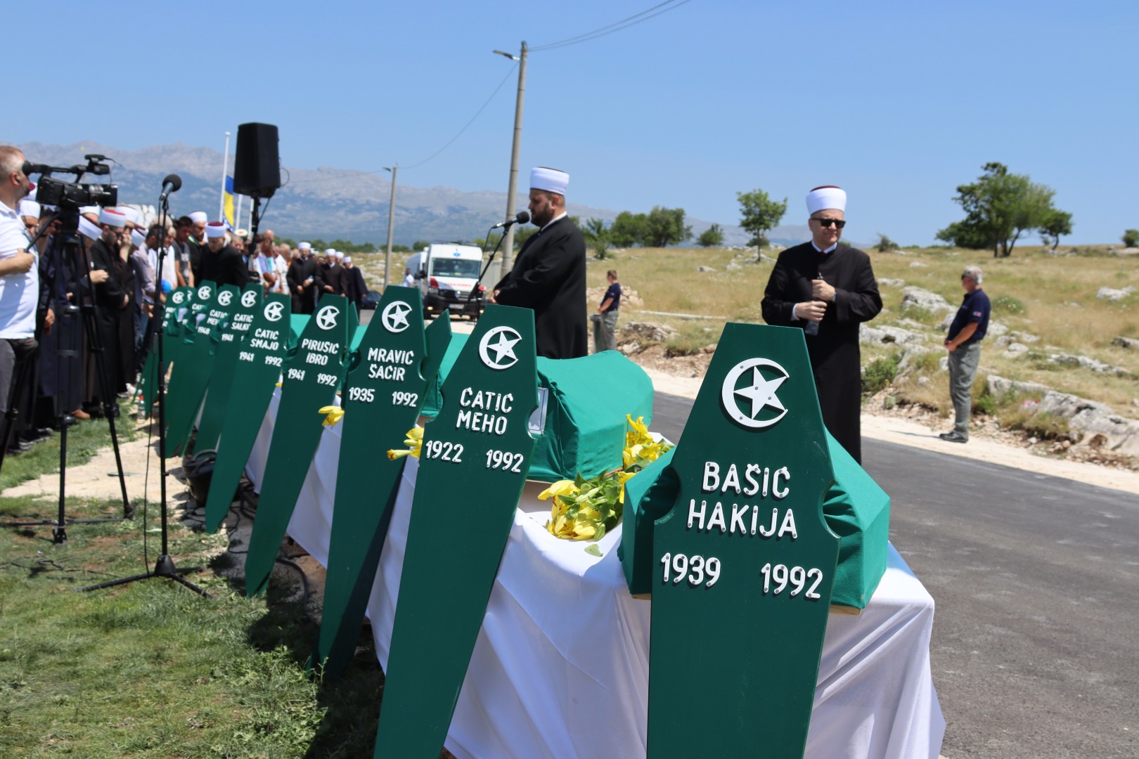 Nekoliko hiljada vjernika klanjalo dženazu namaz žrtvama zločina počinjenog u Žuljima