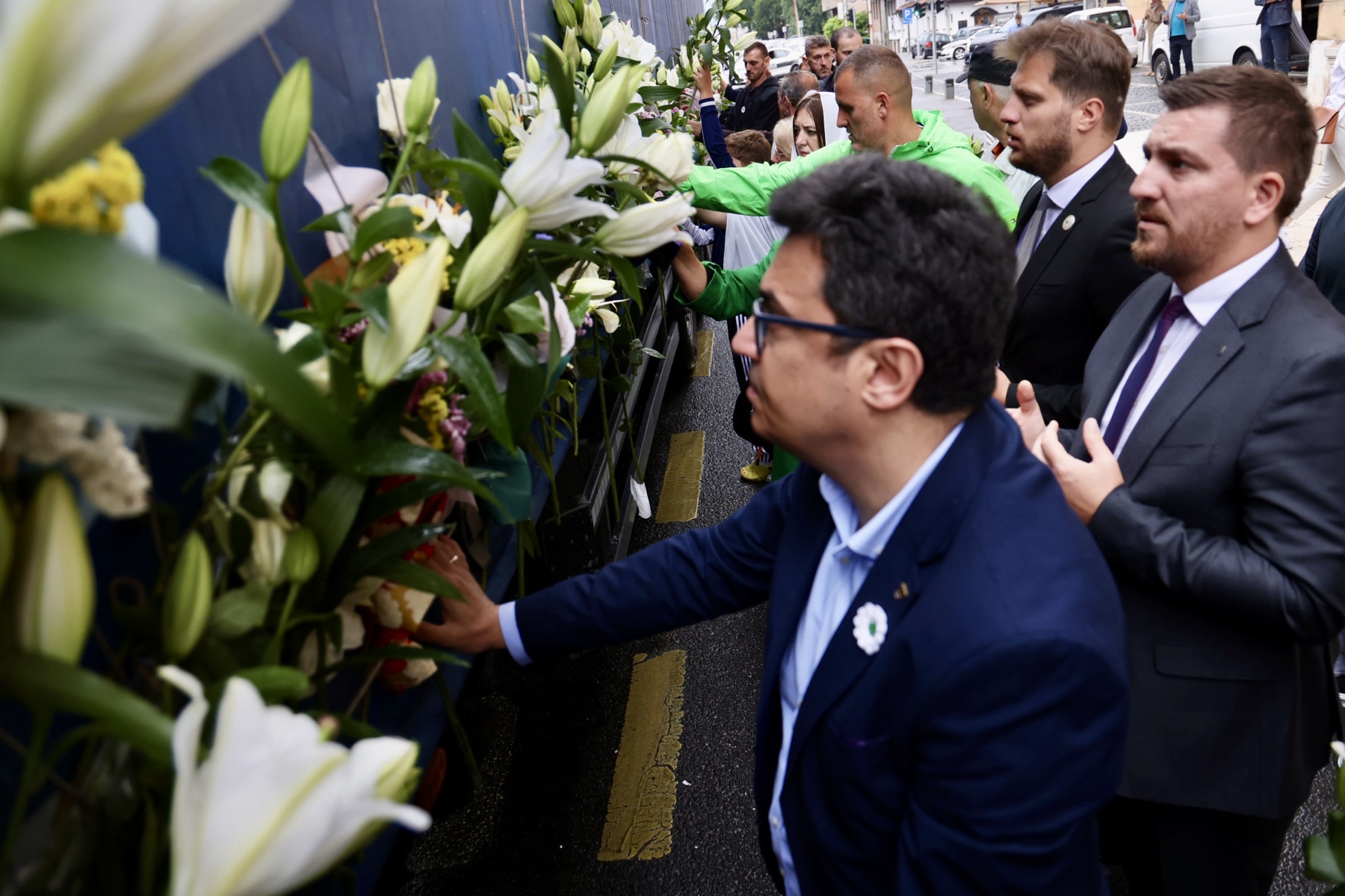 GRAD SARAJEVO ODAO POČAST ŽRTVAMA GENOCIDA U SREBRENICI: ISPRAĆENA TUŽNA KOLONA SA TABUTIMA