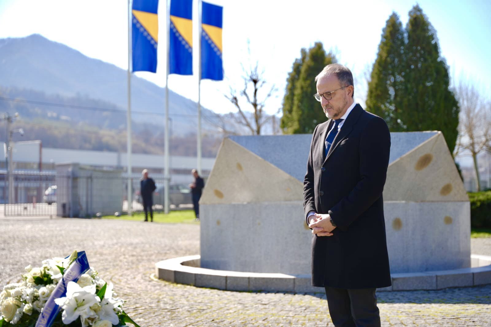 ŠEF DELEGACIJE EU U BIH STIGAO U MC SREBRENICA: POČAST ŽRTVAMA GENOCIDA I JAČANJE KAPACITETA CENTRA